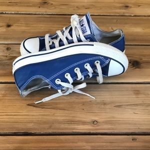 Blue low top converse